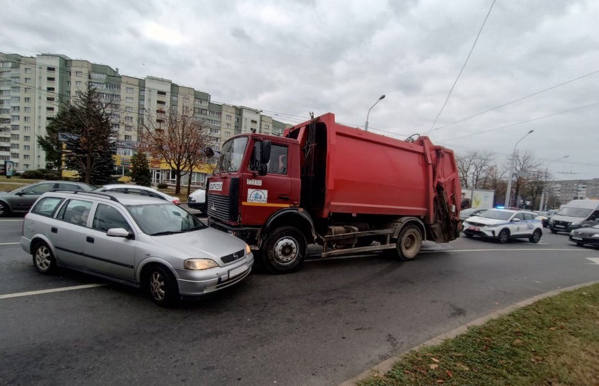 В Минске на проспекте Рокоссовского автомобиль въехал в мусоровоз