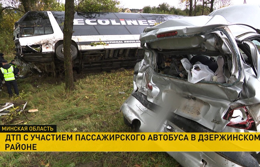Жуткая авария в Дзержинском районе: сбитые дорожные знаки, поврежденные деревья, автобус в кювете. Все подробности ДТП