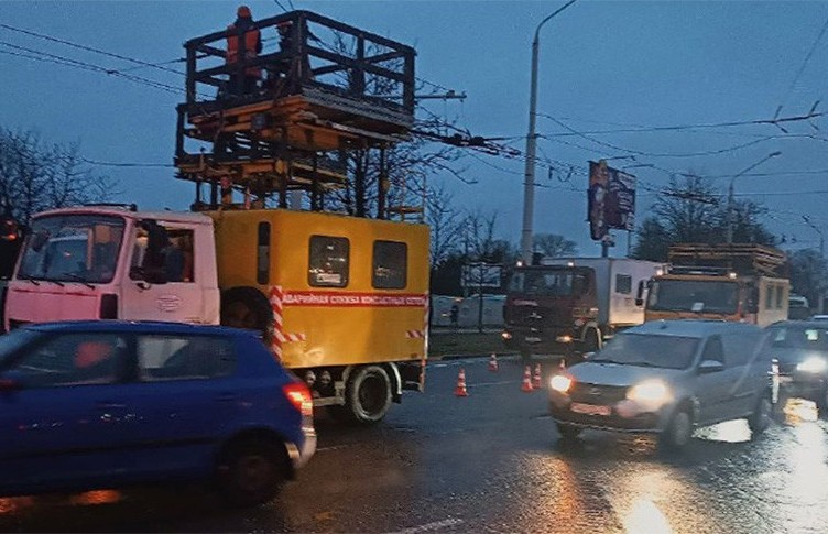 На пл.Бангалор затруднено движение транспорта из-за повреждения контактной сети