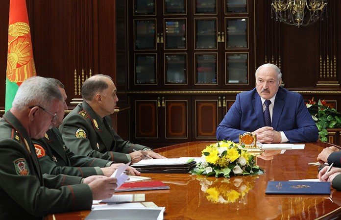 Лукашенко поручил усилить охрану государственной границы: Закройте каждый метр границы! Наш народ должен чувствовать себя спокойно