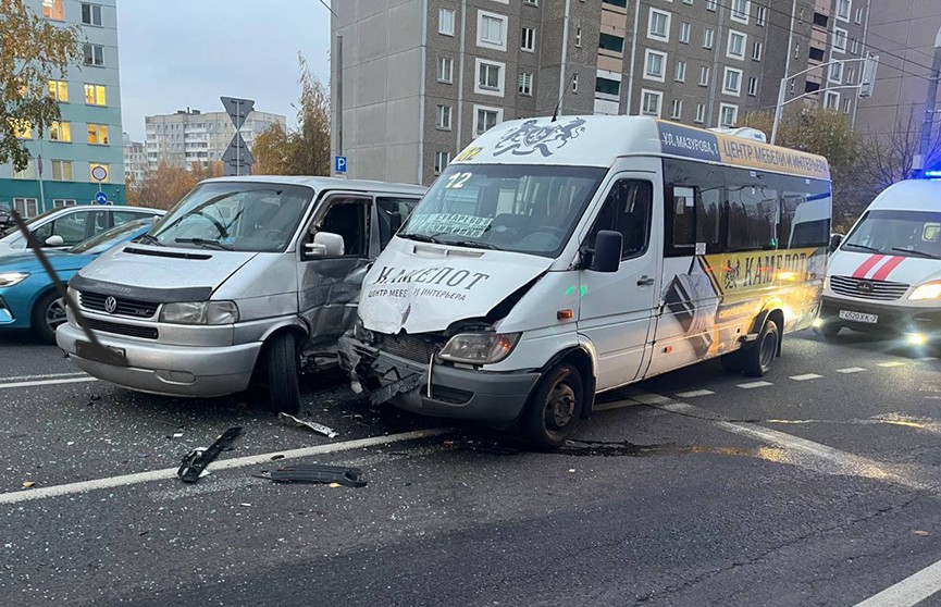 ДТП в Минске – микроавтобус не уступил дорогу маршрутке