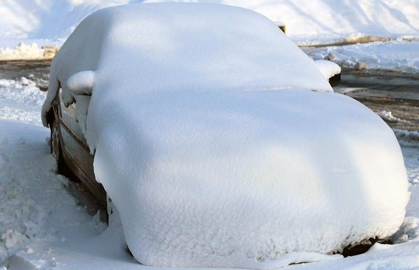Как правильно очистить машину от снега и льда, объяснил автоэксперт