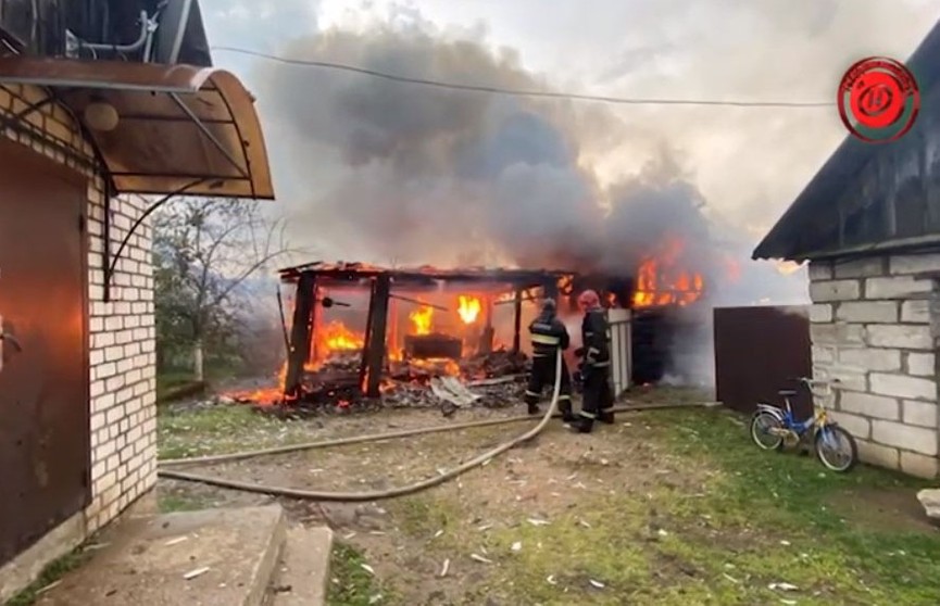 «Пожар здесь, молния ударила, горит дом».  В Докшицком районе горел гараж и сарай