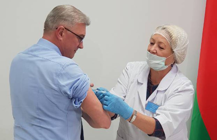 Министр здравоохранения Валерий Малашко привился от гриппа: в стране стартовала массовая вакцинация