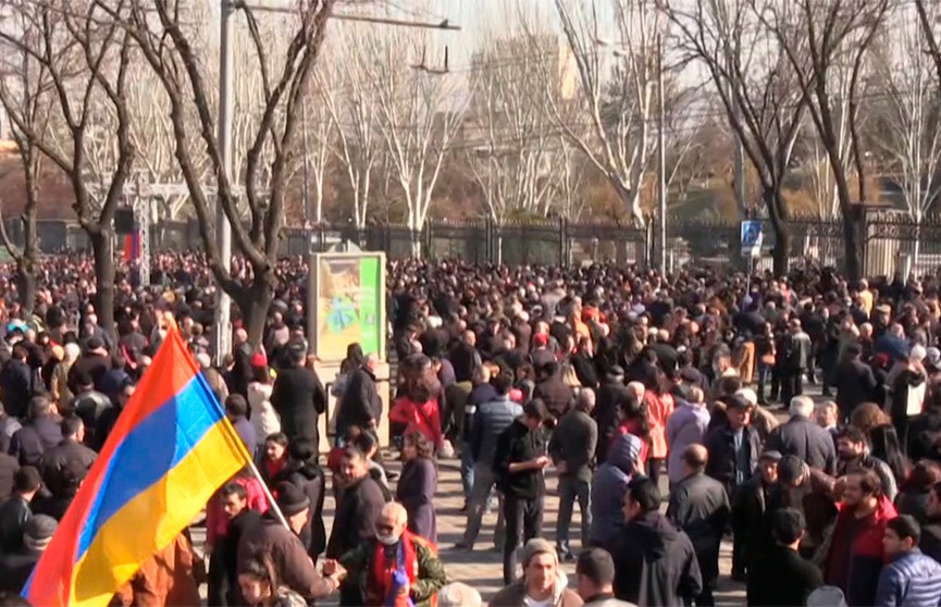 Конфликт в Армении не утихает: оппозиция в лице военных требует отставки Пашиняна