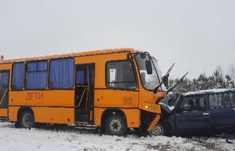 Пассажир погиб в ДТП под Осиповичами – столкнулись школьный автобус и «Нива»