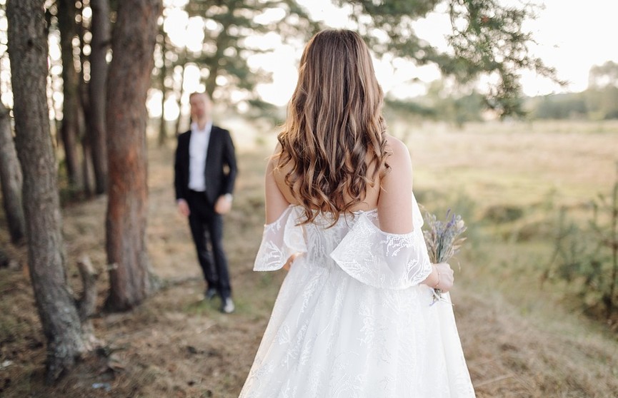 В России невеста ножом ударила жениха и продолжила отмечать свадьбу