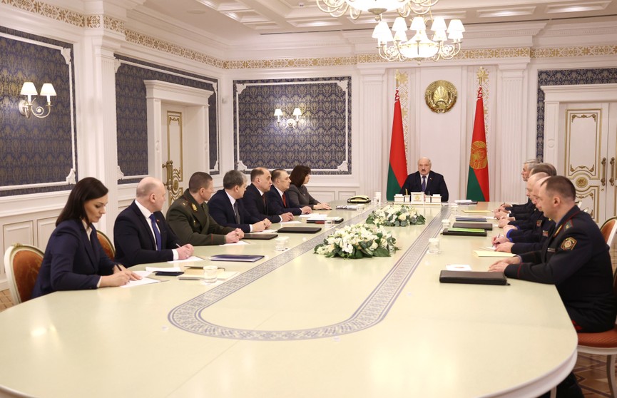 Кто и как сможет вернуться в Беларусь? Подробности совещания у Лукашенко