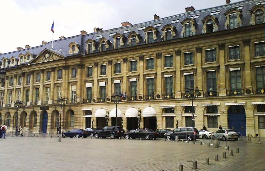 Пропавшее в отеле в Париже кольцо стоимостью 750 тысяч евро нашли в пылесосе
