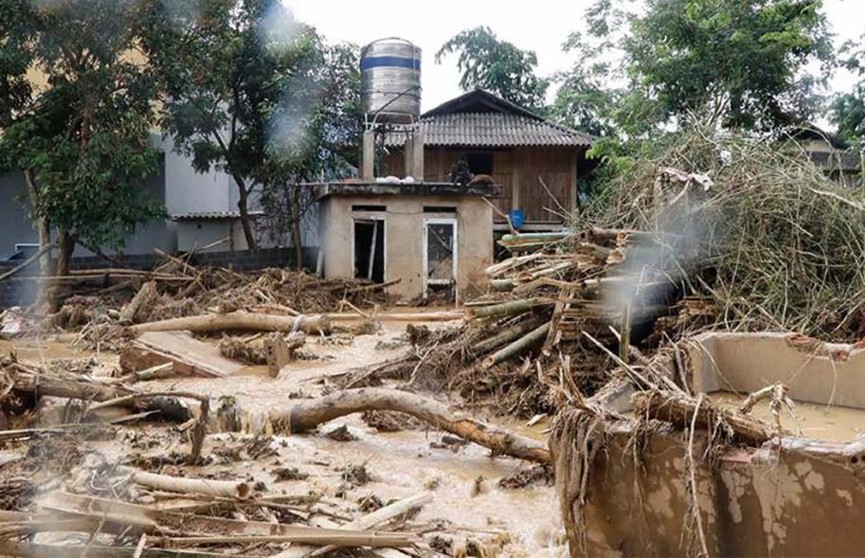 Сильный шторм накрыл Вьетнам: более 10 человек погибли из-за наводнений