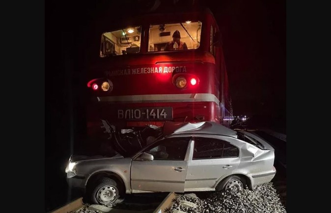 В Крыму поезд врезался в автомобиль: погибли четыре человека