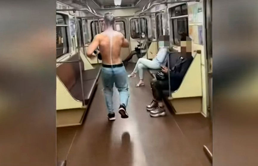 Парень, облитый молоком в вагоне минского метро, виснет ногами на поручне – такое видео появилось в Сети. Молодых людей задержали