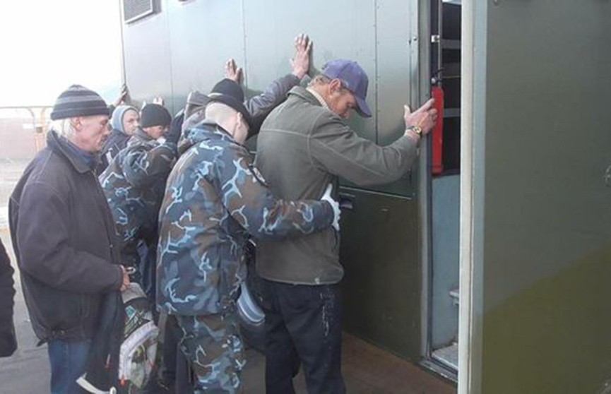 ОМОН и милиция задержали на рынке в Ждановичах 90 человек