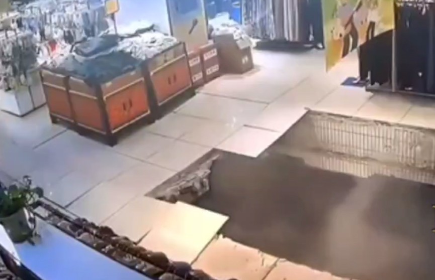 В Китае под гулявшей по торговому центру женщиной рухнул пол (ВИДЕО)