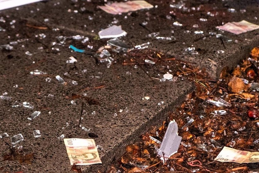 В Киеве улицу засыпало деньгами из взорванного банка