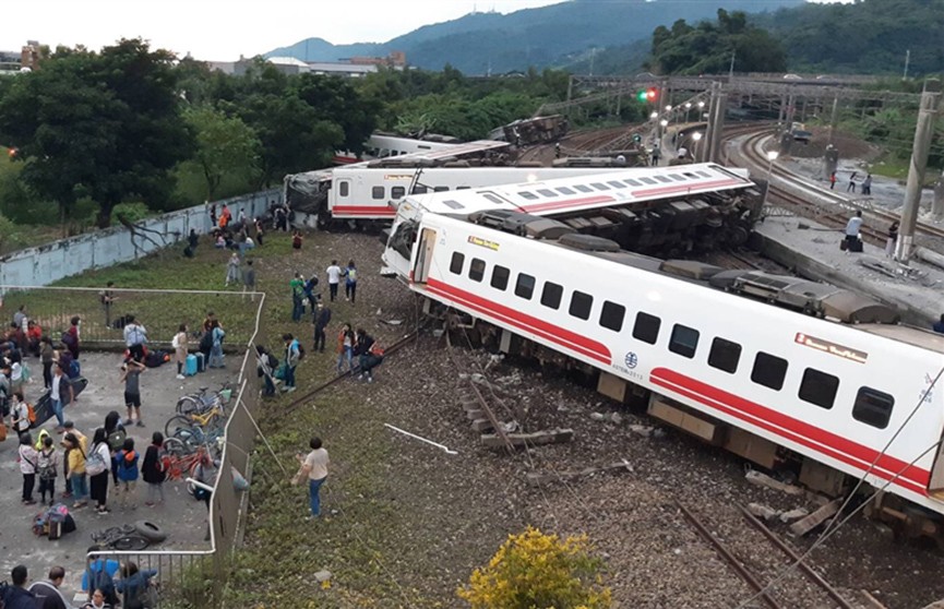 Пассажирский поезд сошёл с рельсов на Тайване: как минимум 17 погибших