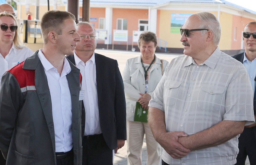 Лукашенко посещает хозяйство «Журавлиное» в Брестской области