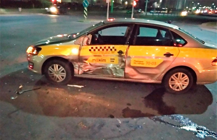 Маршрутка протаранила такси в Гродно