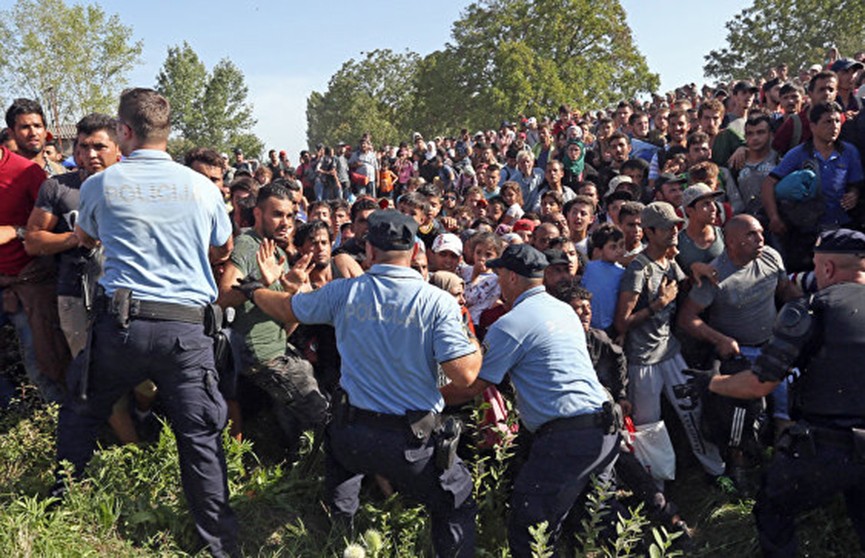 Мигранты прорвали полицейский кордон у границы Боснии и Герцеговины с Хорватией