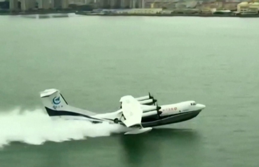 Крупнейший самолет-амфибия успешно совершил первый запуск с поверхности моря