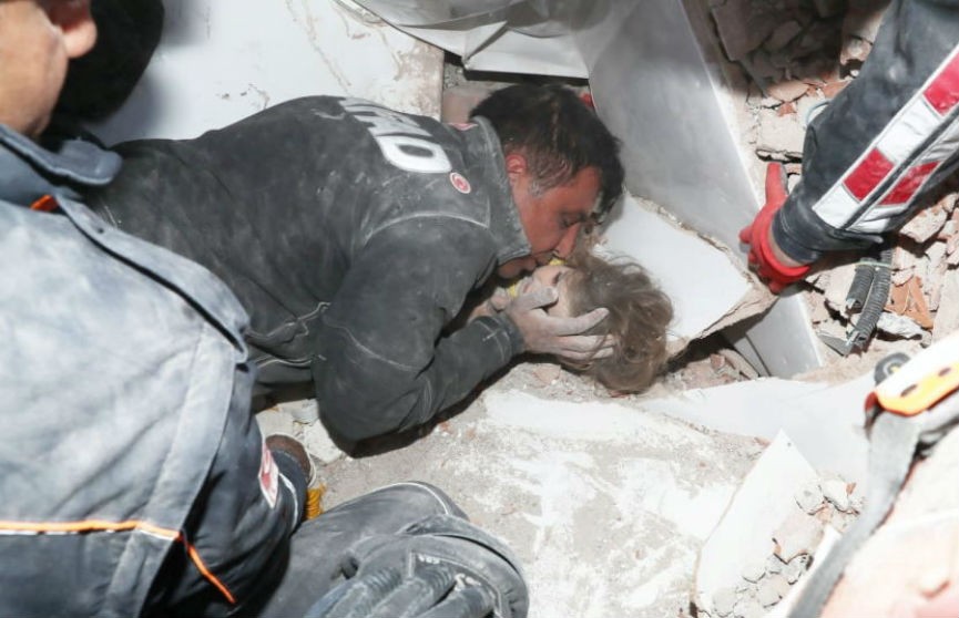 Спустя 91 час: еще одну девочку спасли из-под завалов в Турции