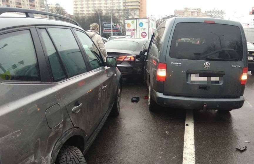 Уснула за рулем: в Минске женщина врезалась в три автомобиля