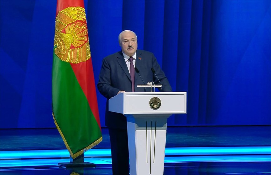 Лукашенко: Беларусь должна участвовать в изменении мира, но важно и уметь подстроиться где надо