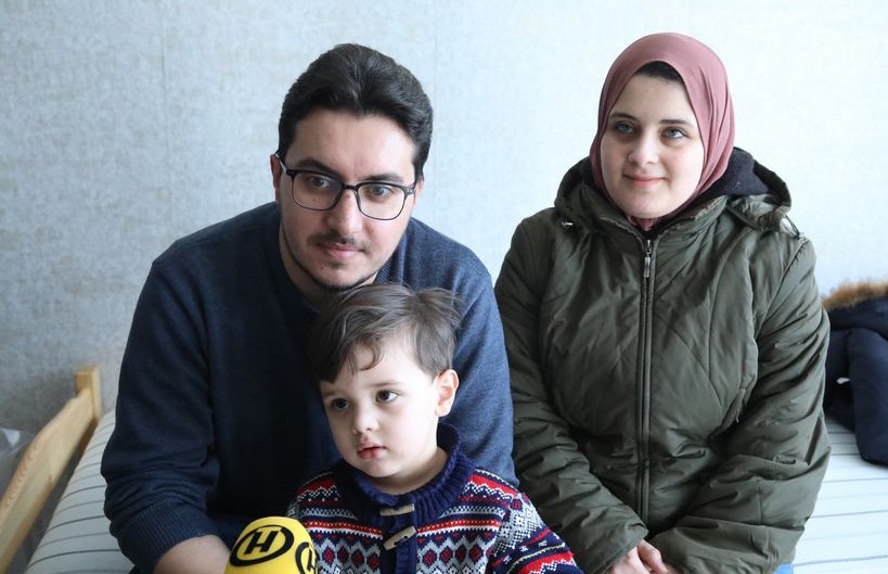 Большая семья из Газы, эвакуированная спецрейсом, отметила новоселье