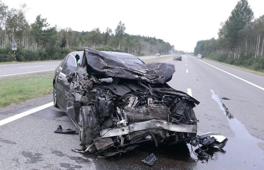 Mercedes врезался в микроавтобус с пассажирами в Смолевичском районе