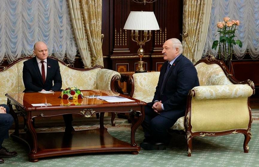 На встрече с Нарышкиным Лукашенко заявил об очень серьезных угрозах