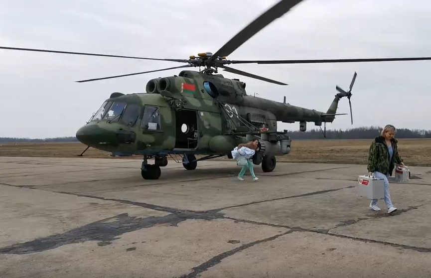 Солдата-срочника, получившего травму на полигоне «Брестский», вертолетом доставили в Минск (ВИДЕО)