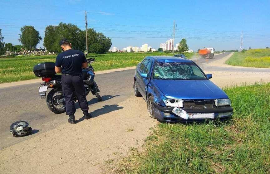 Мотоциклиста доставили в больницу с тяжёлыми травмами после аварии с Volkswagen