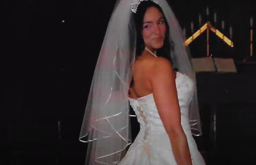 Женщина хранила свадебное платье, которое оказалось не ее