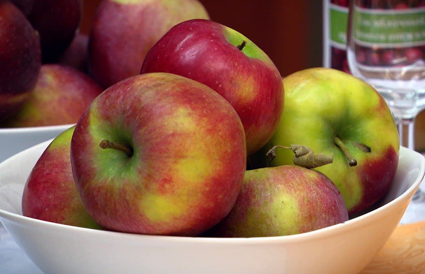 Можно ли есть яблоки утром. Какие сорта яблок лучше для сока. Яблоко в объеме. Apple лучший.