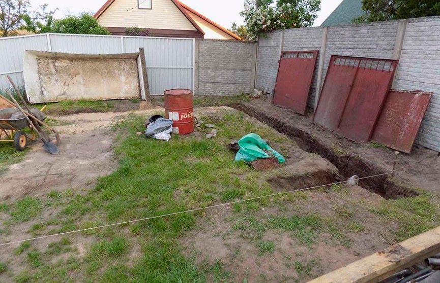 Житель Бобруйска откопал женские останки во дворе своего дома