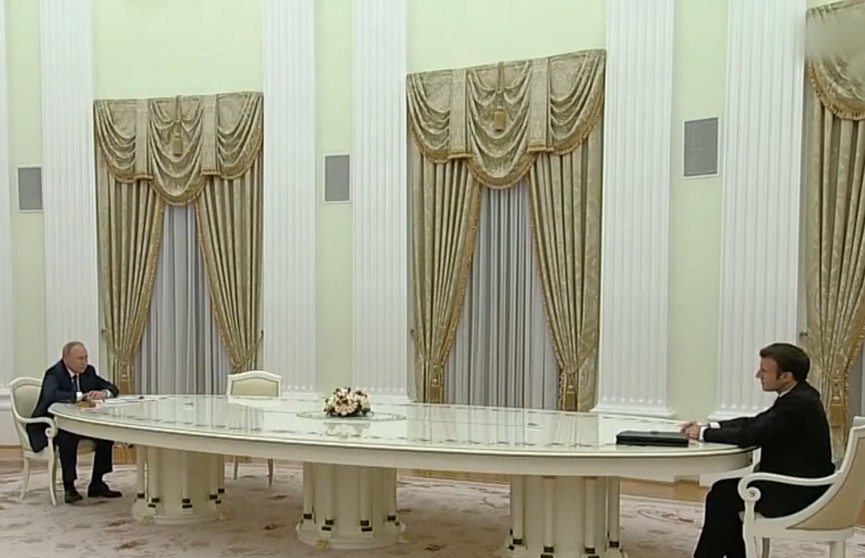 Стол, за которым Путин общался с Макроном: длина, откуда он и где сейчас рассказали в Кремле