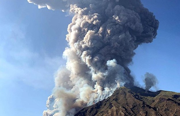 Извержение вулкана Стромболи в Италии: один турист погиб