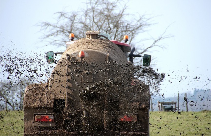 Фермеры в Брюсселе отбивались от полицейских с водометом струей навоза (ВИДЕО)