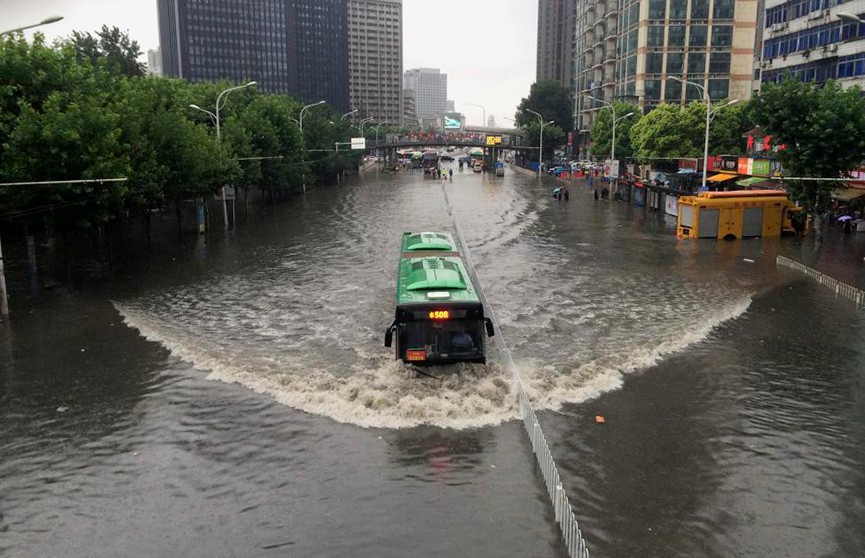 Проливные дожди превратили Китай в зону стихийного бедствия