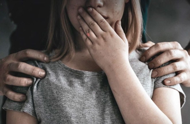 «Первый раз меня изнасиловали в 12 лет». Откровения жертв педофилов и как защитить своего ребенка?