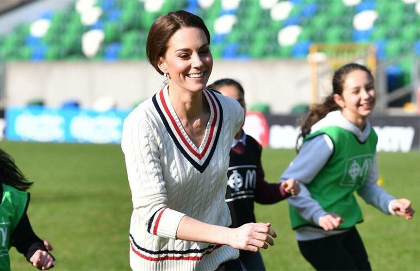 Кейт Миддлтон и принц Уильям сыграли в футбол с детьми