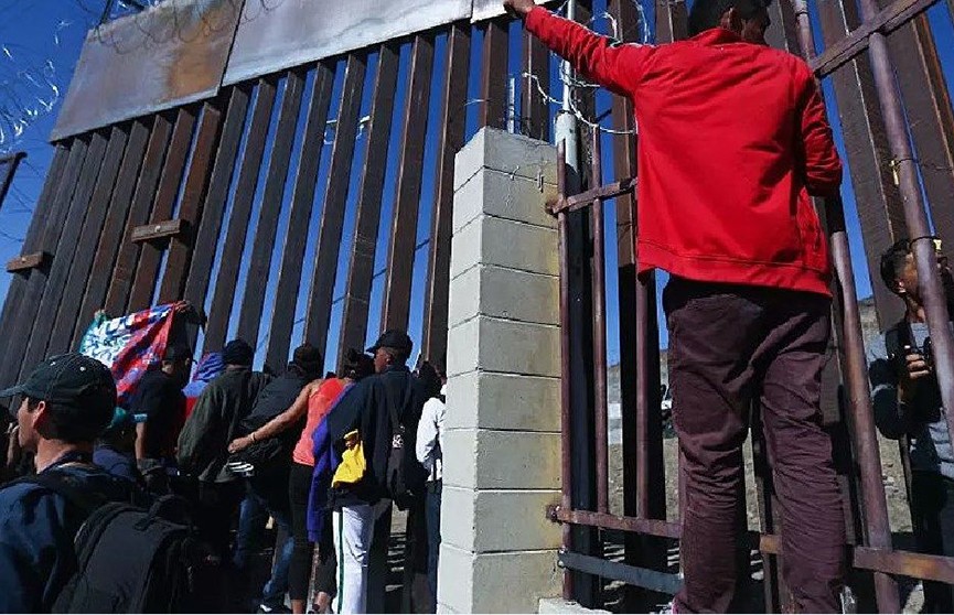 Нелегальные мигранты пытались прорваться из Мексики в США