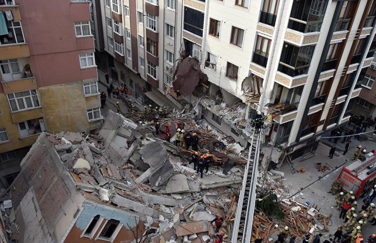 7-этажное аварийное здание рухнуло в Стамбуле, жильцов успели выселить