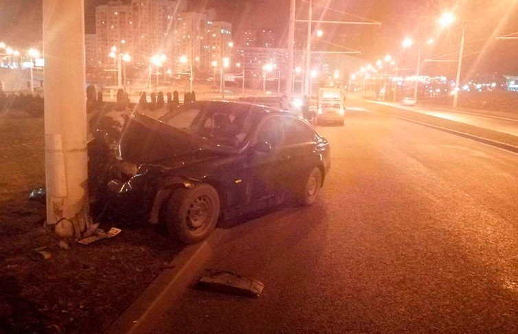 Девушка на BMW врезалась в фонарный столб в Минске