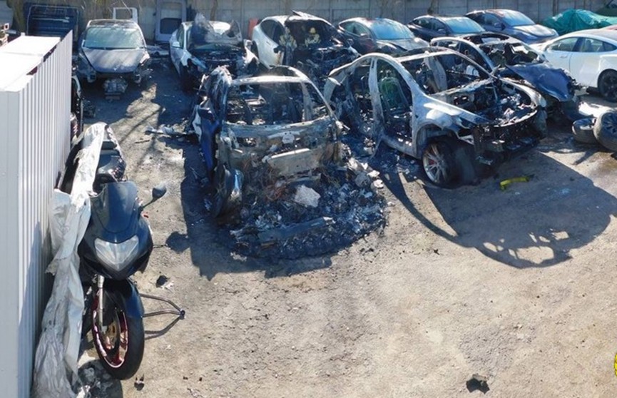 В Минском районе сгорели шесть Tesla, Porsche и мотоцикл Suzuki