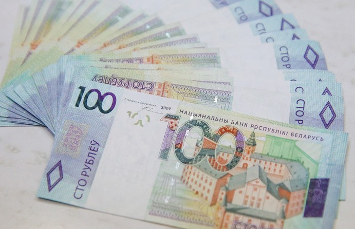 Средняя зарплата работников в Беларуси за сентябрь составила 1637 белорусских рублей