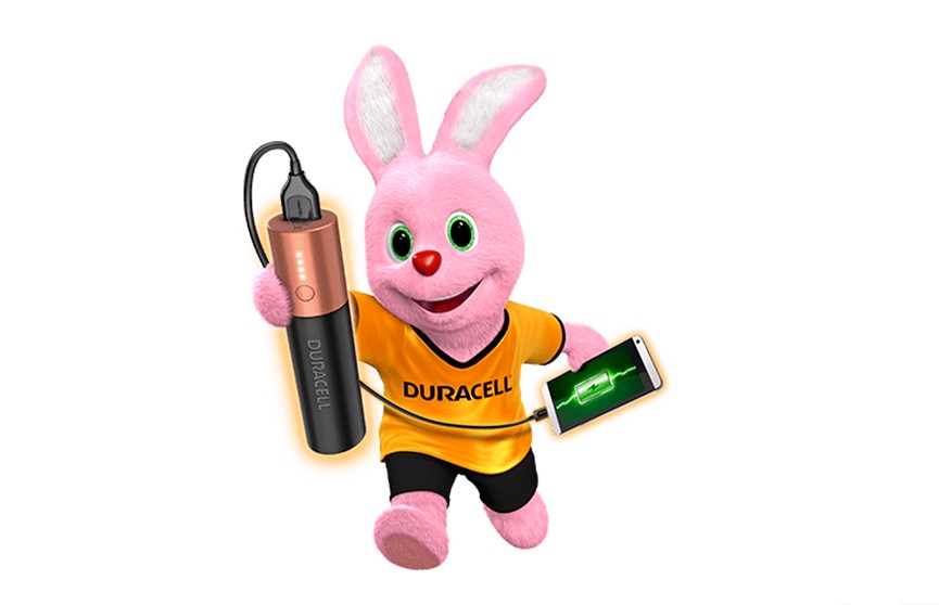 Пауэрбанк от Duracell похож на обычную батарейку