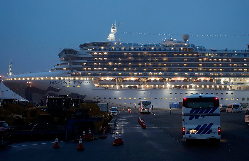 Пасажыры пакідаюць круізны лайнер з каранавірусам у Японіі