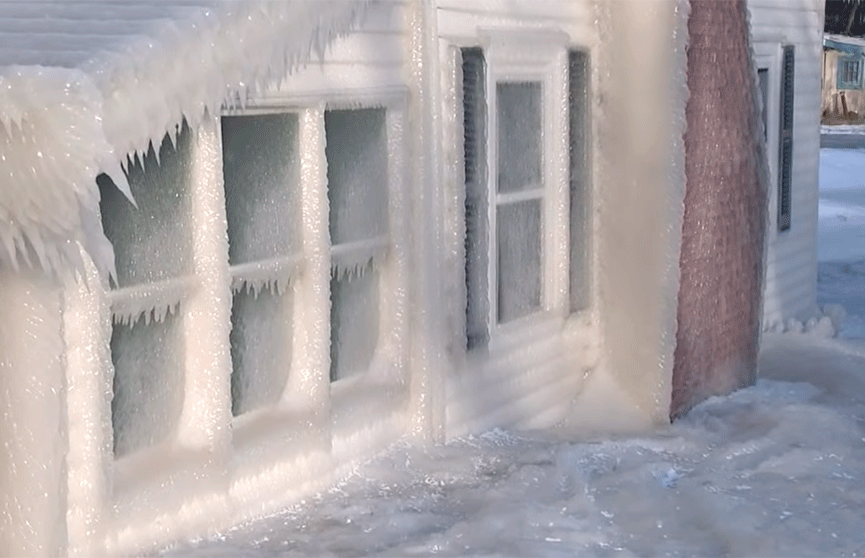 Зрелище небывалой красоты: шторм на озере Онтарио покрыл дома метровым слоем льда