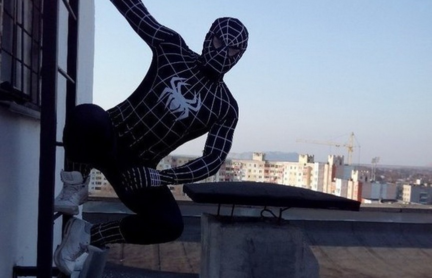 Белорус в костюме Человека-паука спрыгнул с балкона московского ГУМа